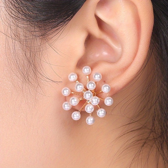 Elegant Geometric Pearl Stud Earrings - Picture 3 of 5